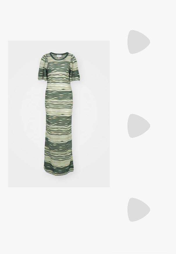 Abito maxi con motivi a onda verde e beige, maniche corte a sbuffo e scollatura rotonda. Realizzato in un tessuto morbido e strutturato.; Sandalo in pelle nera con punta quadrata, cinturini sottili, cinturino alla caviglia regolabile e tacco basso. Presenta un piccolo accento dorato sul cinturino.; Borsa in pelle nera con incisione a forma di coccodrillo, dal design strutturato, dotata di manico superiore, tracolla regolabile e un evidente dettaglio logo frontale.; Spilla in oro con un design annodato caratterizzato da linee morbide e curve e una forma intricata, che riflette una finitura lucida.