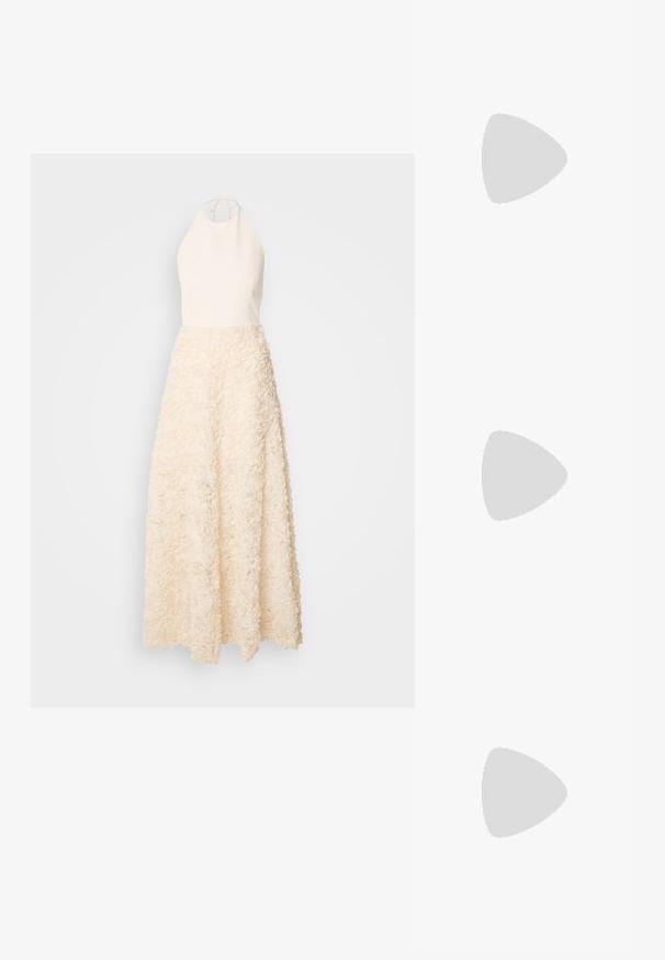 Jarlo DAVINIA - Îmbrăcăminte de ocazie - champagne; Pantofi slingback din piele lacuită neagră, cu vârf ascuțit, detalii din metal argintiu și toc mic pătrat. Textură netedă și lucioasă pe întreaga suprafață.; Geantă de umăr din piele neagră, cu o textură netedă, formă rectangulară și un detaliu din lanț metalic în față. Include curea reglabilă.; Cercei din argint cu stud pătrat, având un finisaj neted și lustruit, într-o formă de lacrimă, care reflectă lumina cu o suprafață lucioasă.