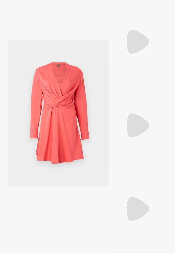 Korallfärgad omslagsklänning med långa ärmar, V-ringning, samlingar vid midjan, utsvängd kjol och slät tygtextur.; Svart spetsig slingback-sko med låg klack, som har ett slätt lädermaterial och utskärningsdesign på sidan för andningsförmåga.; Svart handväska med dubbla korta handtag och ett avtagbart axelband. Slät läderliknande material med dragkedjestängning och logodetalj.; Silver ringörhängen med en slät, rund design och en elegant, polerad yta. Har en minimalistisk form med en liten öppning.