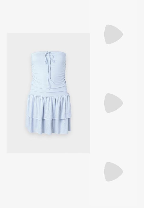 Berynė šviesiai mėlyna suknelė be petnešėlių, su baltomis horizontaliomis juostelėmis, turinti surinktą viršų ir sluoksniuotą nertinės sijoną. Minkšta, lengva medžiaga.; Juodas patentuotas odinis aukštakulnis batelis su siauru pirštu, reguliuojama kulkšnies juosta ir atvirais šonais. Lygi tekstūra.; Juodos didelės saulės akinių su pereinamais objektyvais, storomis rėmeliais ir auksinės spalvos grandinėmis ant šventyklų.; Juodas rankinė struktūrizuota forma, lygi tekstūra ir metalinis užsegimas. Suporuota su plačiomis juodomis kelnėmis ir atvirais bateliais ant medinių grindų.