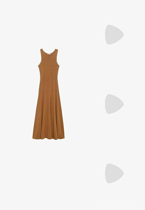 Ruskea ilman hihoja maxi-mekko, joka on valmistettu pehmeästä kankaasta. Mekossa on tiukka yläosa ja laineileva hameosa. Yksinkertainen muotoilu ilman näkyviä kuvioita tai koristeita.; Tummanruskea keskipitkä nahkasaapas mustalla pohjalla, matalalla korolla ja koristeellisella kultahelmityllä vyöllä nilkan ympärillä, näkyy sivusta.; Neliömäiset aurinkolasit ruskeilla linsseillä ja ohuella mustalla metallikehyksellä. Varusteena on kulmikkaat tempulit ja säädettävät nenätyynyt mukavuutta varten.; Ruskea nahkainen olkalaukku, jossa on sileä rakenne, pyöreä muoto, leveä hihna ja pyöreä metallikoriste kahvassa.