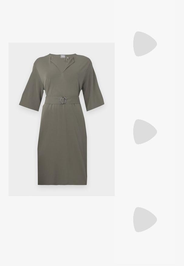 Vestido de manga curta, até ao joelho, em verde-azeitona, feito de tecido suave. Apresenta um decote em V e um cinto combinando com uma fivela oval prateada.; Shoe de verniz nude com biqueira pontuda, tirante no tornozelo e tacão agulha, apresentando uma textura suave e design minimalista.; Óculos de sol cor creme com lentes ovais, tonalidade preta e detalhes em metal no templo. Textura suave, design em formato de gato.; Bolsa de mão em couro preto com uma forma rectangular estruturada. Apresenta um fecho oval dourado e uma alça para o ombro fina. Textura suave.