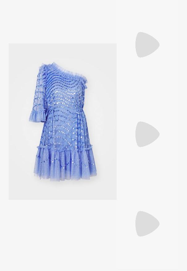 Needle & Thread SHIMMER WAVE GLOSS ONE SHOULDER MINI DRESS - Kokteilikleit/peokleit - twilight blue; Must must have must toote tõmblukuga, dekoratiivsed rihmad metallist silmadega ja madal blokk-kand. Tekstureeritud pind.; Must küllastamata nahast õlakott, millel on kaks esist nähtavat taskut, kuldsed pandlad, tõmblukuga sulgemine ja peen rihm. Tekstuuriga pind ja kompaktne ristkülikukujuline kuju.; Pärlidropi kõrvarõngad lihvitud pinnaga, hõbedase tooni kaheksakaelaga ja ümmarguste valgete pärlitega. Lihtne, klassikaline disain.