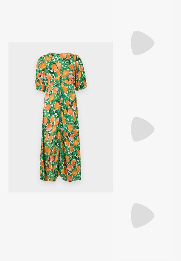 Blumenkleid im Maxistil mit kurzen, puffärmel. Es zeichnet sich durch einen lebhaften grünen Hintergrund mit orangefarbenen und rosa Rosen aus, die von blättrigen Akzenten umrahmt werden.; Schwarzer Lackleder Slingback-Schuh mit spitzem Zehenbereich, Knöchelriemen mit silbernen Schnallen und Beschlägen sowie einem schlanken Absatz.; Goldfarbene metallische Handtasche mit strukturiertem Design, glatter Textur und verstellbarem Tragegurt. Sie verfügt über eine einzigartige dreieckige Form und minimalistische Nähte.; Ohrringe in Goldoptik mit strukturierten, gewellten Formen. Beinhaltet skulpturale Clip-Ohrringe und ein offenes Hoop-Design mit gehämmertem Finish.