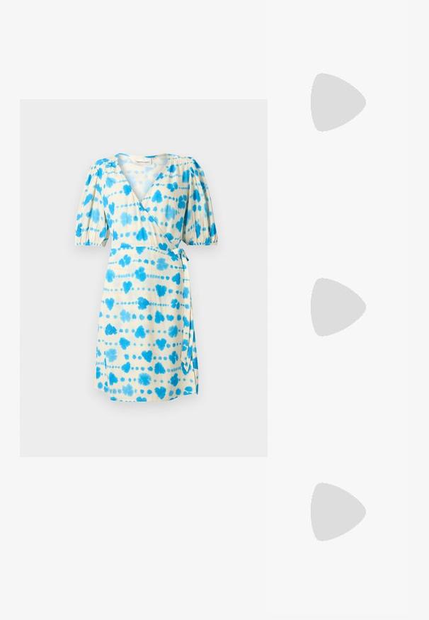 Kratka rukava haljina od kremastog materijala s plavim tie-dye uzorcima, sa strukom koji se ističe i raširenom suknjom, te detaljem vezanja sa strane.; Crna lakirana slingback cipela s izduženim vrhom, remenčićima oko gležnja s srebrnim kopčama i dijelovima, te vitkim potplatom.; Zlatna metalna torba s uređenim dizajnom, glatkom teksturom i podesivim remenom. Ima jedinstven trokutasti oblik i minimalističko šivanje.; Naušnice zlatne boje s teksturiranim, valovitim oblicima. Uključuju skulpturalne kopče i dizajn otvorene kružnice s kovanom završnom obradom.
