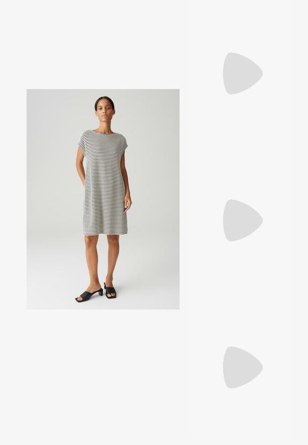 OPUS REGULAR FIT STRIPES - Strickkleid - black; Ballettflats aus beigem Leder mit einer schwarzen Kappe. Mit einer vorderen Schleifenverzierung und einer glatten Textur. Niedriges Profil mit einer Gummisohle.; Sonnenbrille mit goldfarbenem Metallrahmen, grünen getönten Gläsern, ovaler Form, schwarzen Bügeln und klaren Nasenpads. Sauberes, minimalistisches Design.; Schwarze Lederhandtasche mit strukturiertem Design, obenem Griff und verstellbarem Riemen. Glatte Textur und ein Verschlussdetail aus goldfarbener Hardware.