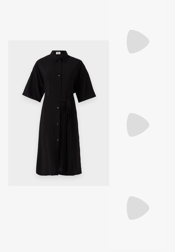 Rochie neagră dintr-un material ușor, cu guler, mâneci scurte, butoane în față și o curea asortată din același material.; Pantofii slingback din piele lăcuită neagră, cu vârf ascuțit, bretele pentru gleznă cu catarame și accesorii din argint, și un toc subțire.; Geantă de umăr metalică aurie cu un design structurat, textură netedă și curea reglabilă. Prezintă o formă triangulară unică și cusături minimaliste.; Cercei aurii cu forme texturate și ondulate. Include studs sculpturale cu clip și un design de cerc deschis cu un finisaj cioplit.