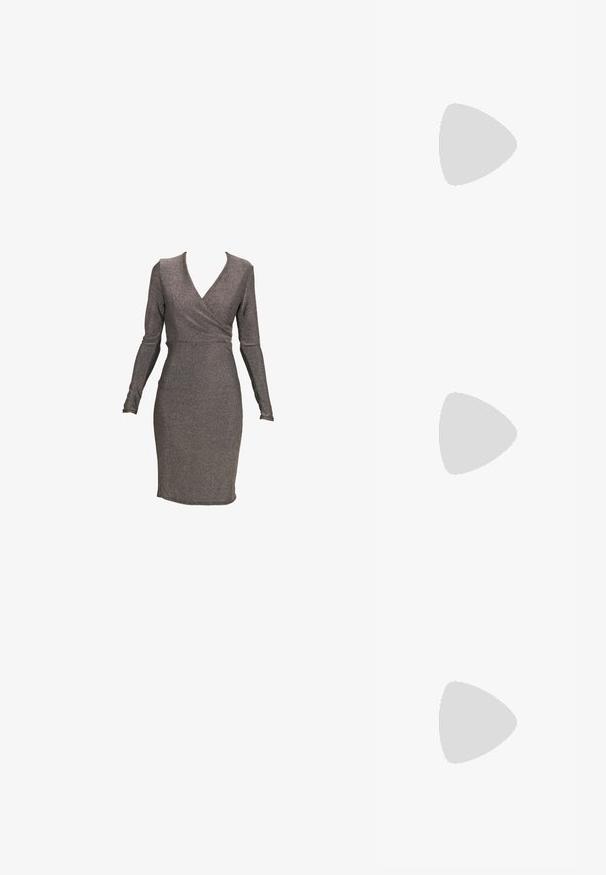 Duga rukava, bodycon haljina u metalik sivoj tkanini s omotom i dubokim dekolteom, s glatkom teksturom i prilagođenim Siluetom.; Bijela slingback peta s oštrim vrhom, glatkim gornjim materijalom, niskom blok peta te dizajnom s bočnim izrezom i podešivom kopčom.; Ok Runde sunčane naočale s tamnim staklima i zlatnim okvirom. Model nosi svijetloplavi rebrasti kardigan s gumbima i kontrastnim bijelim rukavima.; Michael Kors novčanik na zapešću u bež premazanoj tkanini s ponavljajućim uzorkom MK loga, zlatnim hardverom i odvojivim lancem za nošenje.