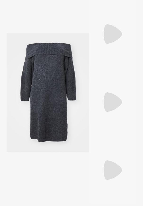 Vestito a maglia grigio scuro con spalle scoperte, maniche lunghe, vestibilità ampia e scollatura a coste, che mette in mostra un tessuto testurizzato.; Décolleté in vernice nera con punta affusolata e tacco in geometria cubica. Presentano un design elegante e minimalista, con una texture liscia.; Borsa a mano beige realizzata in materiale morbido, caratterizzata da un design morbido, dettagli cuciti e due manici. Adatta per l'uso quotidiano.; Orecchini in oro a forma di hoop con un design fluido e ondulato. Texture liscia, forma aperta e senza chiusure visibili. Aspetto minimalista e moderno.