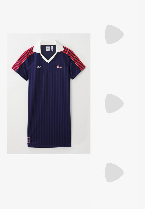 Sötétkék futballmez függőleges csíkokkal, fehér gallérral, piros és fehér csíkozott ujjakkal, Adidas és Arsenal logókkal, valamint címkével az alján.; Fekete lakk bőr szandál három pánttal, bokapánttal és 10 cm magasságú tűsarokkal. Arany színű részletekkel és logó charm-mal rendelkezik.; Fekete bőr keresztbody táska két elülső zsebbel, arany csattokkal, cipzáras záródással és vékony pánttal. Textúrált felület és kompakt téglalap alak.; Aranyszínű fémből készült karika fülbevalók ívelt, hosszúkás formával. Simaságával és fényes felületével, valamint lekerekített végével további részletekkel bővül.