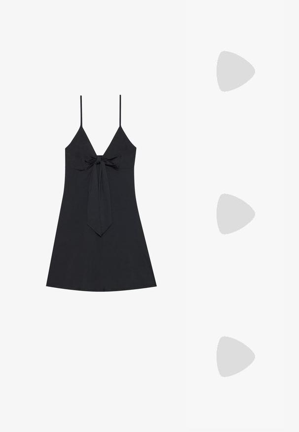 Fekete ujjak nélküli ruha mély V-nyakkal és elöl csomózott részlettel. Egyszerű, sima anyag, fodros aljjal és vékony pántokkal.; Polo Ralph Lauren CABLE KNIT COTTON SWEATER VEST - Felső - white; Csúszdapapucs bézs színű pánttal, amely geometriai mintát hordoz, sárga, lekerekített díszítéssel a felső részén, és lapos, világos talppal.; Fekete bőr kézitáska dupla fogantyúkkal, aranyzárral és lánc részletekkel, fekete-fehér bojt kiegészítővel, fehér háttéren.