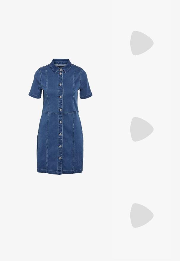 Denim skjortekjole med korte ermer, lys blå farge, knapper foran, krage og sidelommer. Har kontrasterende sømmer for detaljer.; Gull, metallisk slingback-hæler med spiss tå og chunky hæl. Glatt tekstur, minimalistisk design og en smal stropp.; Hvit lær håndveske med en buet form, justerbar stropp og en liten spenne-detalj. Modellen har på seg en tettsittende svart antrekk.; Gullfarget metalløredobber med et elegant, buet design. Har en karakteristisk spiss form, polert overflate og hengsel-lukking.