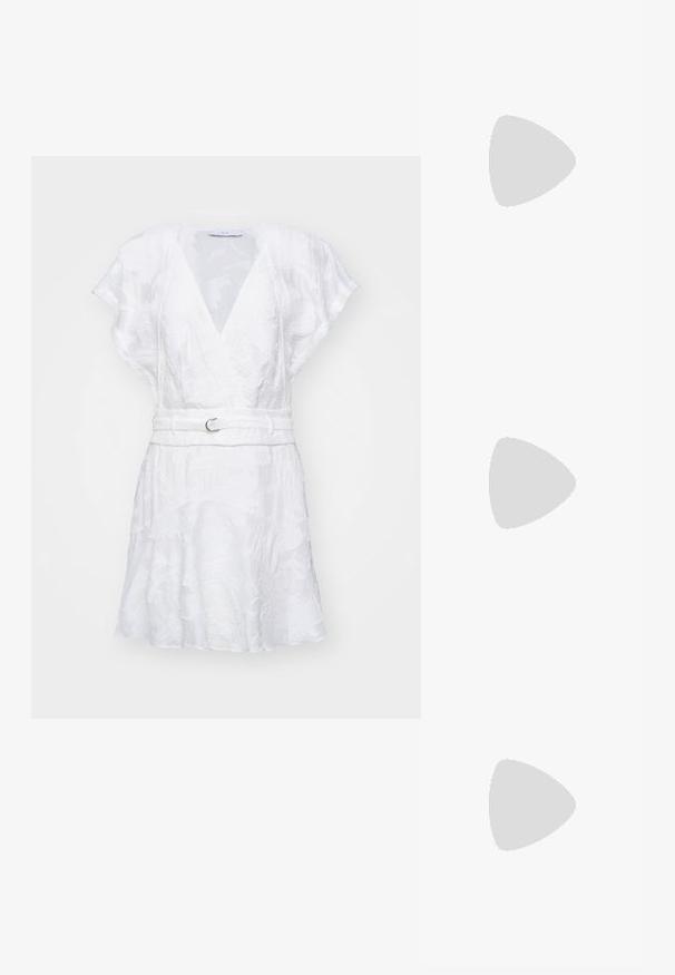 Iro FABIANA - Denní šaty - off white; Černá kožená vysoká bota na podpatku s špičatou špičkou a kulatým, zaobleným podpatkem. Hladká textura s elegantním, minimalistickým designem.; Sluneční brýle ve zlatém rámečku s tmavě šedými čočkami. Unikátní tvar kočičích očí. Stranice zdobí střídající se zlaté korálky a perlové akcenty.; Černá kožená kabelka s nabíranou texturou, stříbrný kovový rám, uzávěr na klips a řetízkový popruh. Hladký, jemný povrch.