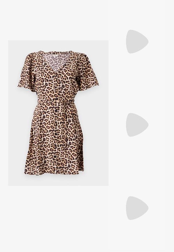 Haljina s leopardskim uzorkom od mekanog materijala, s V-izrezom, kratkim lepršavim rukavima, kopčanjem na dugmad i s vezanom strukom. Donji rub završava iznad koljena.; Cipele s visokom potpeticom i špicastim vrhom u srebrnoj, zlatnoj i nude boji. Sjajan finiš s izrezbarenim dizajnom, s potpeticom u obliku stiletto.; Srebrna metalik torbica s mekim, zaobljenim oblikom i čvorastim zatvaranjem na vrhu. Izrađena od glatke sintetičke kože.; Srebrne naušnice s obručima i uvijenim dizajnom, s poliranim završetkom i pričvršćivanjem na stražnjoj strani. Mjere otprilike 3 cm u promjeru.