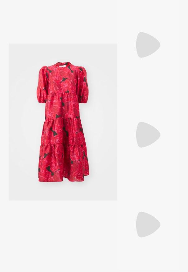 Cras LILI DRESS - Juhlamekko - pink; Beige-liukuva sandaali leveällä hihnalla, jossa on ommeltu logo. Literransio ja sileä pinta, suunniteltu rentoon käyttöön.; Musta nahkainen olkalaukku, jossa on pehmeä rakenne, kolmion muoto ja säädettävä hihna, yhdistettynä vaaleansiniseen raidalliseen paitaan ja valkoisiin housuihin.; Kulta sävyiset renkaat, joissa on sileä ja kiillotettu pinta. Ominaisuuksia ovat puolikuun muoto ja turvallinen painike suljenta.