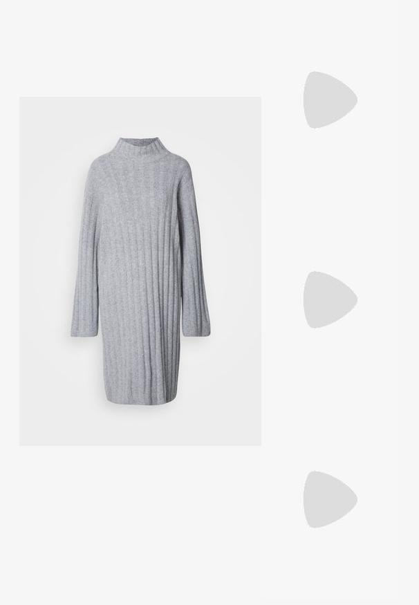 Szürke kötött ruha magas gallérral, bordás textúrával és hosszú ujjal. Puha anyag, laza illeszkedéssel, combközépig ér.; Fekete, hegyes orrú, slingback cipő alacsony sarkával, sima bőrből készült, oldalt kivágott deisgnal a légáteresztőképesség érdekében.; Fekete bőr válltáska puha tapintással, háromszög alakú, állítható pánttal, világoskék csíkos inggel és fehér nadrággal párosítva.; Három fémgyűrű: az egyik rose gold, a másik texturált akcentusokkal ellátott arany, a harmadik pedig ezüst, mindegyiken gravírozott márkajelzés található a belső sávon.