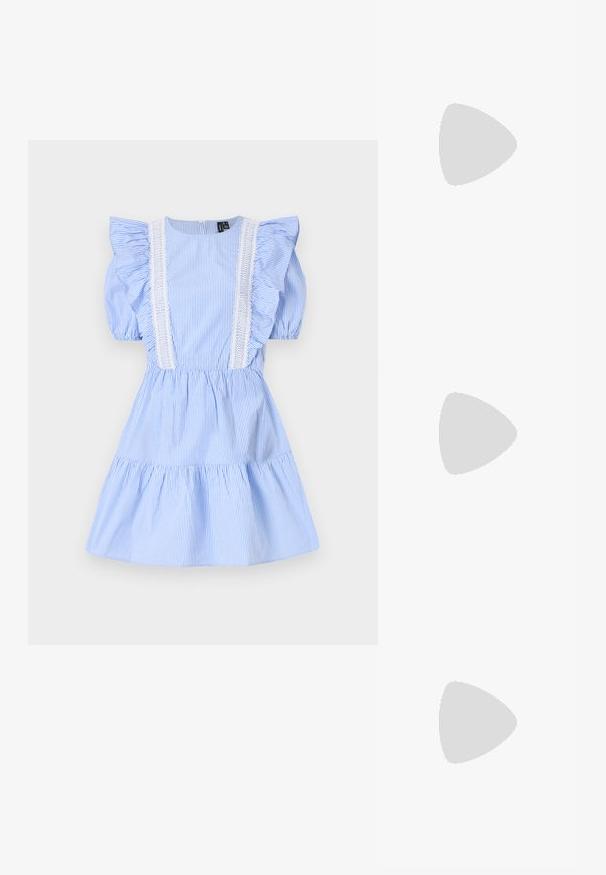 Rochie în dungi albastre și albe, cu mâneci puff scurte, accente volanate și detalii din dantelă pe față, design cu fustă în straturi.; Tricou alb din bumbac, cu un grafic mare, viu colorat de homar roșu pe față. Mâneci scurte și un guler standard de tip crew neck.; Adidași albi tip pantofi sport cu glezna din pânză, cu talpă din cauciuc negru, capac de vârf din cauciuc frontal și șase ochiuri pentru șireturi, având un design curat și minimalist.; Geantă de mână din piele roșie, cu un design unghiular și geometric. Dispune de o singură curea ajustabilă și un sistem de închidere cu clapetă, cu detalii cusute.