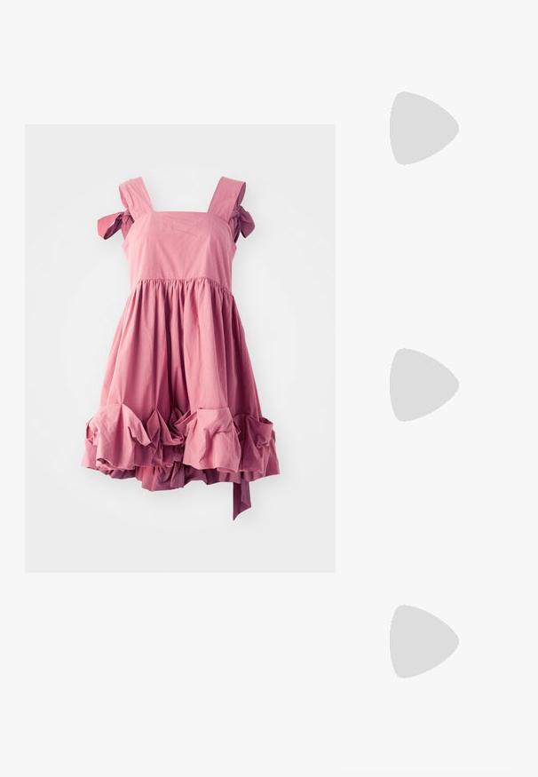 Vestido de algodón rosa con tirantes anchos, corpinho fruncido y dobladillo rizado texturizado. Presenta lazos en los hombros y una silueta voluminosa.; Pies que llevan sandalias de tacón alto plateadas con correas finas y puntas cuadradas, de pie sobre una superficie de color claro.; Gafas de sol tipo aviador con lentes azul degradado, montura de metal plateado y acentos decorativos de estrellas en los lentes. Diseño suave y elegante.; Conjunto de aretes de color plateado: dos pendientes ovalados y dos aros en forma de media luna, con un acabado brillante y suave y un diseño redondeado.