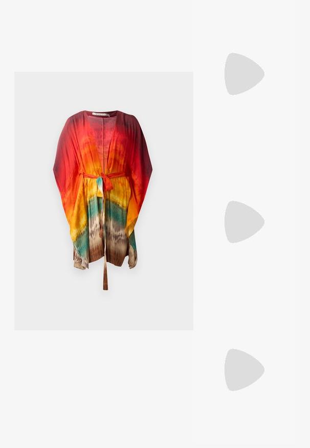 Kimono léger et coloré avec une ceinture à nouer. Présente un dégradé vibrant de rouge, orange, jaune et turquoise. Tissu doux et fluide.; Sandale en cuir noir avec un bout carré, des fines lanières, une bride de cheville ajustable et un petit talon. Présente un petit accent doré sur la lanière.; Sac à main en cuir noir embossé en crocodile avec un design structuré, une poignée supérieure, une bandoulière ajustable et un détail de logo en avant bien visible.; Broche doré présentant un design noué avec des lignes lisses et courbées, et une forme complexe, reflétant une finition polie.