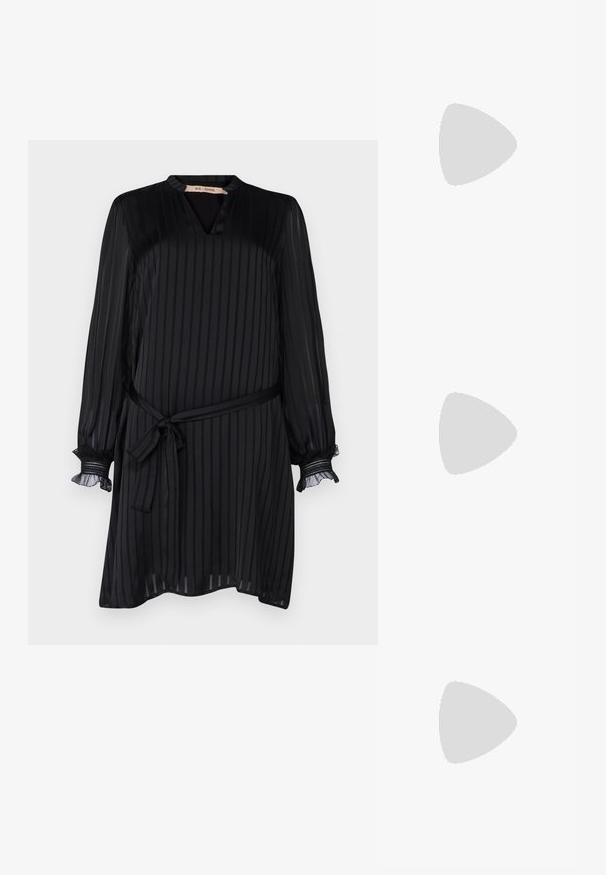 Črna obleka z navpičnimi črtami, z V-izrezom, dolgimi rokavi z nabranimi manšetami in tkaninskim pasom, ki poudarja pas. Gladka tekstura.; Črne usnjene balerinke, koničast toe, minimalističen dizajn, gladka tekstura, nizka peta, brez vidnih kovinskih delov ali okraskov.; Črna usnjena torba s gladko teksturo, strukturirano obliko, dvema ročkama in izrazitim srebrnim sponko na sprednji strani.; Srebrn dvojni prstan z gladko, polirano površino. Ima tekoč, ukrivljen dizajn z prekrivajočimi se sekcijami za sodoben videz.