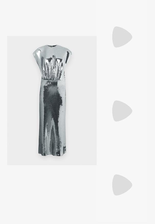 Garšīga sudraba sekvīnu kleita bez piedurknēm ar augstu kakla izgriezumu un smalkām tekstūras rakstām, kas atspoguļo gaismu.; Mirdzoši zelta siksniņu pumps ar vērsto purngalu, plānu potītes siksnu un šauru papēdi. Virsma ir ar teksturētu metālisku apdari.; Melnas ādas crossbody soma ar divām priekšējām kabatām, zelta sprādzēm, ar rāvējslēdzēju aizdari un šauru siksnu. Strukturēta virsma un kompakta taisnstūra forma.; Zelta toņu metāla gredzena auskari ar izliektu, pagarinātu formu. Ar gludu, spīdīgu virsma un noapaļotu galu papildu detaļām.