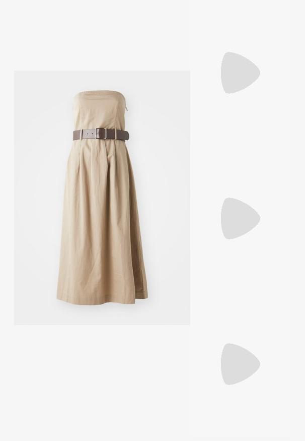 Bež maxi haljina bez naramenica s uskim korzetom, nabrane suknje i širokim smešnim remenom s kvadratnom kopčom. Napravljena od laganog materijala.; Bjela rebrasta majica bez rukava s tankim naramenicama, s prilagođenim dizajnom i glatkom teksturom. Tkanina izgleda elastično i blago strukturirano.; Bijele sandale s visokom potpeticom i trakama, ravno oblikovanim prstima, teksturiranim prednjim dijelom s naboranim detaljima i uskom trakicom oko gležnja.; Smeđi kožni torba s mekom teksturom, koja ima prostran dizajn i jedan remen. Nosena s plavom traper jaknom.; Zlatne kružne naušnice, tanke i okrugle, s glatkom metalnom površinom bez ukrasa ili uzoraka.