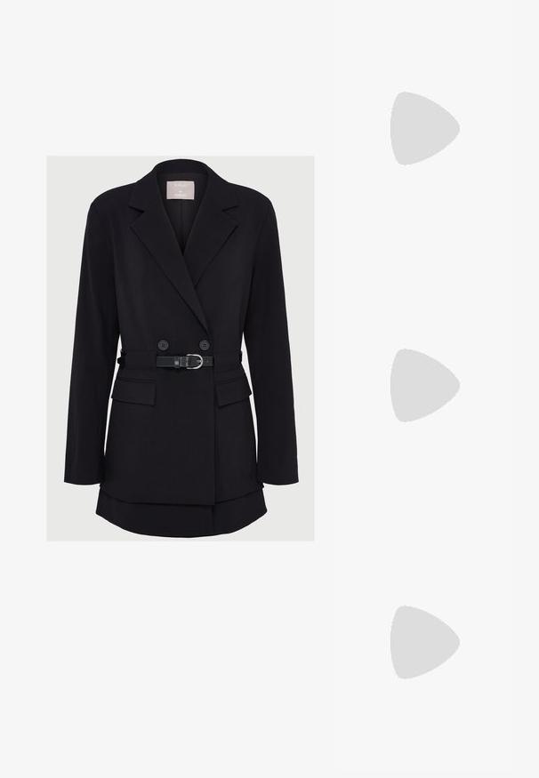 Črn dvoredni blazer z pasom, dvema sprednjima žepoma in širokimi reverji; izdelan iz teksturirane tkanine s strukturirano obliko.; Zign Škornji - black; Črne, angularne sončne očala z sivimi lečami; izdelana iz plastike, imajo debele ročke z gladko površino in brez vidne opreme.; Črna usnjena torba za roke zaokrožene oblike, z dvema zgornjima ročajema, nastavljivim naramnim trakom in srebrnimi dodatki. Vsebuje čar z logotipom.