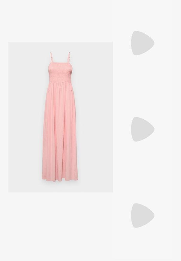 Maximekko pehmeässä vaaleanpunaisessa kankaassa, jossa on rypytetty yläosa, ohuet säädettävät olkaimet ja valahtava hame. Yksinkertainen muotoilu ilman kuvioita.; Mustat nahkakengät, joissa on kapea kärki, nilkkaremmi ja paksu korko. Tasainen pinta, tyylikäs muotoilu ja minimalistinen estetiikka.; Musta nahkainen käsilaukku, joka on kaareva muotoilultaan, irrotettavalla hihnalla ja kultaisilla yksityiskohdilla. Laukussa on läppä, jossa on solk yksityiskohta.; Kultaketju, jossa on orgaaninen, kierretty muotoilu, sileä pinta ja cappatut päät, luoden modernin, veistoksellisen ilmeen.