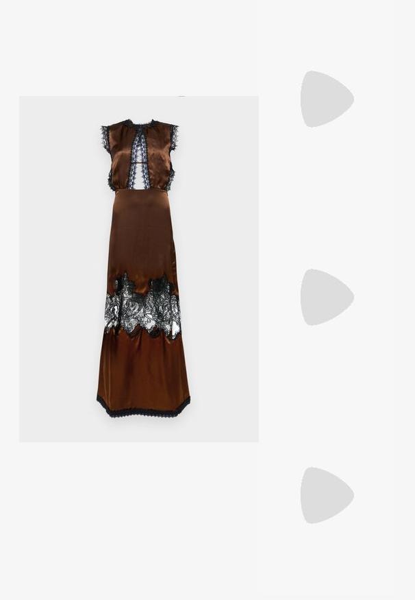 Viktor&Rolf CAMISOLE LONG DRESS - Oblačila za posebne priložnosti - brown; Črne lakirane slingback čevlje z izostrenim nosom, ozkim peto in subtilnim izrezom. Na traku je zlata sponka.; Črna usnjena torbica čez ramo z dvema sprednjima žepoma, zlatimi zaponkami, zadrgo in ozkim pasom. Tekstura površine je strukturirana, obliko pa ima kompaktno pravokotno.; Par nenavadno ovalnih zlatih metalnih uhani s teksturirano, rahlo udarjeno površino na belem ozadju.