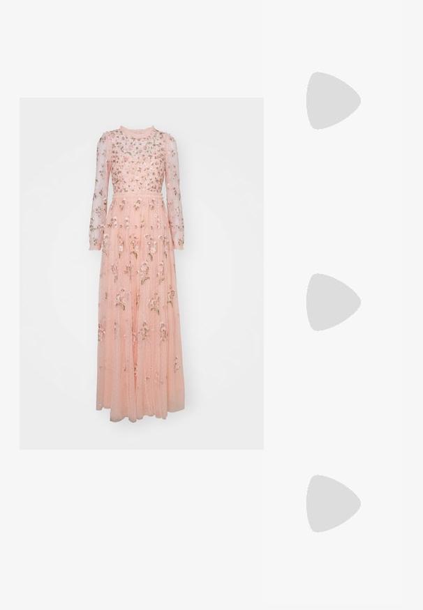 Needle & Thread POSY ROUND NECK GOWN - Svečana odjeća - faded coral; Bež sandale od lakirane kože s uskim vrhom i tankim, kvadratnim potpeticom. Glatka tekstura i minimalistički dizajn bez ukrasnih detalja.; Svijetloružičasta kožna torba s zakrivljenim preklopom, zlatni dodaci i odvojiva traka s akcentom od lanca. Glatka površina i precizno šivanje.; Zlatne okrugle naušnice s glatkom, sjajnom završnom obradom. Imaju polukružni oblik i sigurni sistem kopčanja na post.