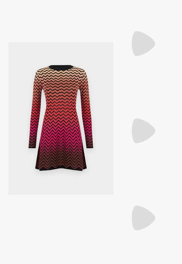 Pleteni plašč z zigzag vzorcem v gradientnih odtenkih bež, rdeče in črne barve. Dolgi rokavi in model s krojaškim ovratnikom.; Srebrne sandale na peto s križnim trakama, gladko teksturo in koničastim nosom. Peti je približno dva inča visok.; MICHAEL Michael Kors MONA - Torba čez telo - optic white; Set zlato obročastih ušesnih uhani, ki vključujejo različne velikosti in oblike, vključno z majhnimi, srednjimi in velikimi slogi, z gladkimi kovinskimi površinami.