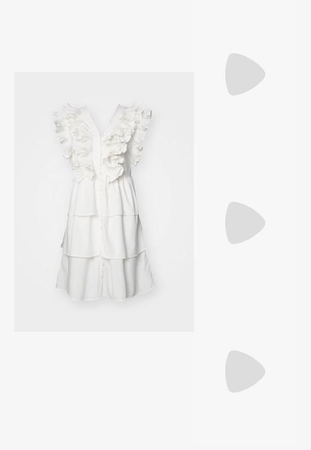 YAS YASRUNA RUFFLE DRESS  - Koktailové šaty/večierkové šaty - star white; Čierna kožená členková obuv s špicatou špičkou a kužeľovým podpätkom. Hladká textúra, štíhly tvar a bezškárový dizajn.; Strieborná metalická taška s mäkkým, zaobleným tvarom a uzáverom s uzlíkom. Vyrobená z hladkej syntetickej kože.; Strieborné kruhové náušnice s minimalistickým dizajnom. Cirkulárny tvar, hladký povrch a tenký profil. Ľahké s lesklým povrchom.