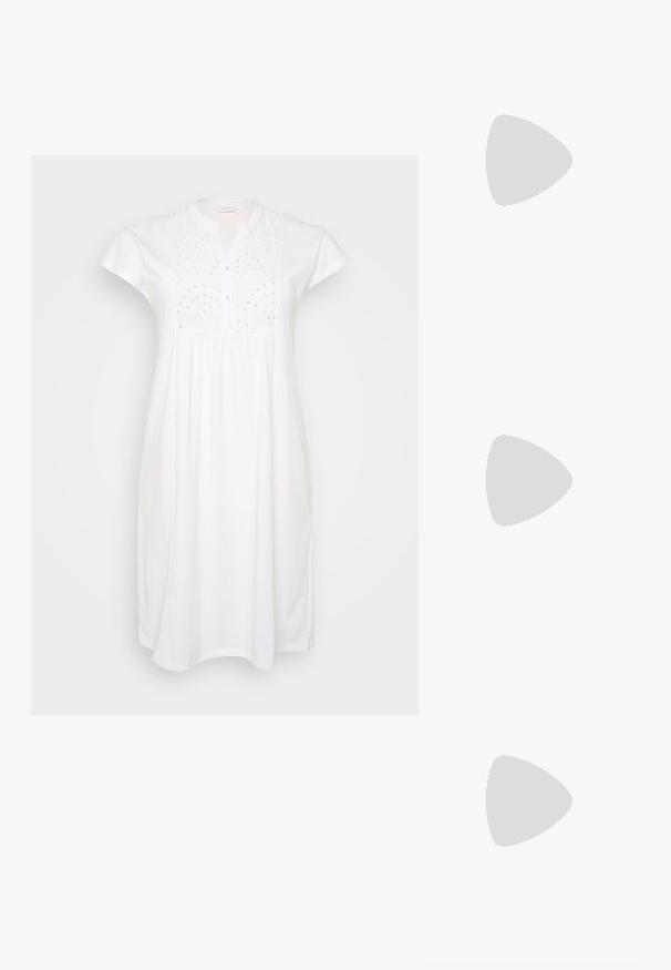 Vestido branco de algodão com mangas curtas, abertura com botões e detalhes de bordado em ilhós no corpete. Textura suave, corte solto.; Sapato de salto preto em couro com bico arredondado e salto médio bloco. Textura suave com detalhes mínimos, apresentando uma abertura elástica discreta.; Bolsa crossbody de couro preto com uma textura suave, forma retangular e um detalhe em corrente metálica na frente. Inclui uma alça ajustável.; Brincos de metal prateado com um design ondulante e escultural, apresentando um acabamento polido e formas irregulares, destacando uma estética contemporânea.