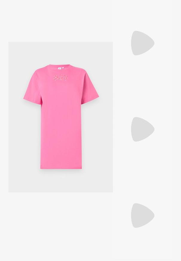 Κοντομάνικη ροζ βαμβακερή μπλούζα με στρογγυλή λαιμόκοψη. Διαθέτει το λογότυπο "GAP" σε αντίθεση στη μπροστινή πλευρά.; Μαύρο παπούτσι slingback από πατέντο δέρμα με μυτερή μύτη, λουράκια στον αστράγαλο που διαθέτουν ασημένιες αγκράφες και μεταλλικά στοιχεία, και λεπτό τακούνι.; Χρυσή μεταλλική τσάντα χειρός με δομημένο σχέδιο, λεία υφή και ρυθμιζόμενο λουρί. Διαθέτει μοναδικό τριγωνικό σχήμα και μινιμαλιστική ραφή.; Χρυσά σκουλαρίκια με υφή, κυματιστά σχήματα. Περιλαμβάνουν γλυπτικά κλιπ-σε σκουλαρίκια και σχέδιο ανοιχτού σκουλαρικιού με σφυρήλατη επιφάνεια.