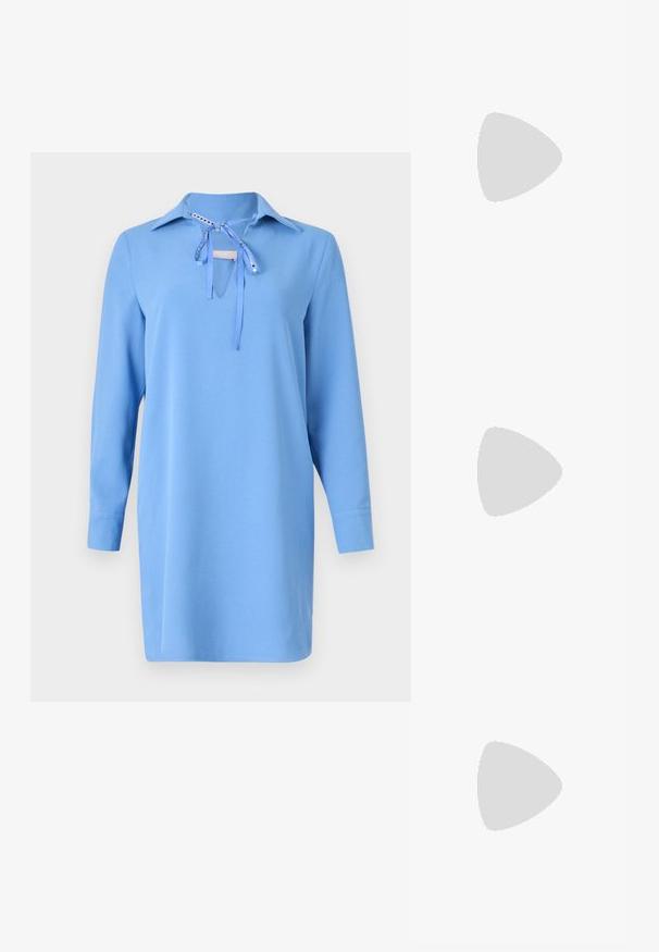 Robe bleue en tissu doux, avec un col, des manches longues et un détail au niveau du cou noué. Texture lisse avec un design simple.; Des sandales noires à talons hauts avec des fines lanières au design noué, un bout carré lisse et un talon aiguille élégant.; Sac à main en métal gris clair avec une bandoulière en chaîne, orné de petits clous métalliques ronds et d'un logo de marque triangulaire.; Boucles d'oreilles en argent avec une finition lisse et brillante. Forme arrondie, conception légère, avec un fermoir à tige.