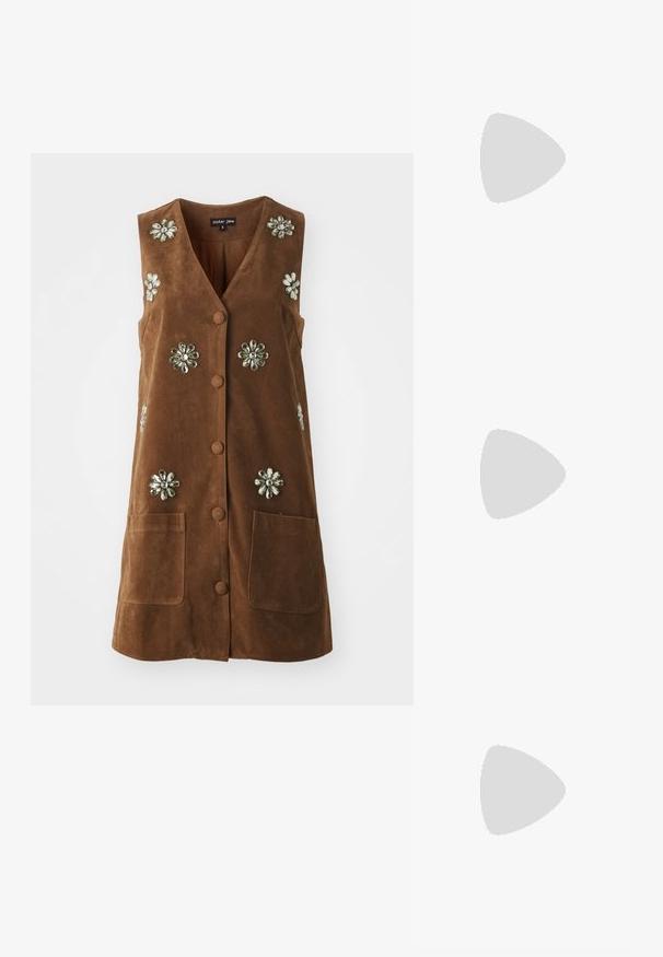 Vesta maro cu o textură moale, având ornamente florale și două buzunare frontale. Dispune de un sistem de închidere cu nasturi și este fără mâneci.; Buffalo KILLAH NEAT - Sandale cu toc - black; Ochelari de soare cu un cadru metalic argintiu, lentile nuanțate de gri și un design aerodinamic, cu colțuri ascuțite și brațe subțiri.; Cercei din argint care prezintă două forme de picătură și două forme rotunde, toate având o suprafață lustruită, reflectorizantă și o textură netedă.