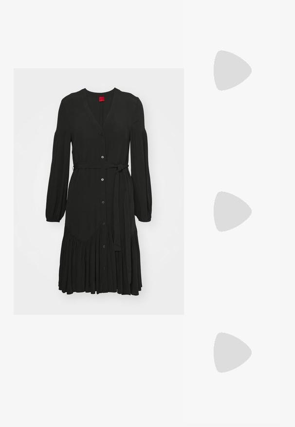 Rochie neagră dintr-un material ușor, cu decolteu în V, mâneci lungi, nasturi pe față, talie cu curea și un tiv evazat cu volane.; Sandale negre cu toc înalt au curele subțiri cu un design legat, un vârf pătrat neted și un toc stiletto elegant.; Ochelari de soare negri cu un design unghiular, tip cat-eye. Lentile argintii oglindite. Rame subțiri, ușoare din plastic, cu o marcă subtilă pe tâmple.; Cercei din metal argintiu cu o formă netedă, în formă de lacrimă și un finisaj lucios. Gravuri subtile adaugă detalii. Design minimalist.