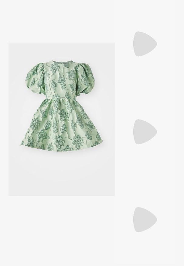 Vestido verde com estampado floral em relevo, mangas curtas bufantes, corpete ajustado e saia rodada, apresentando um decote redondo e fecho traseiro oculto.; Sandálias brancas de salto alto com um salto robusto, apresentando um design com tiras e amarração no tornozelo. Textura suave com uma plataforma na frente para altura adicional.; Bolsa de mão rosa em pele com aba curva, alça única para o ombro e linhas limpas. A bolsa apresenta uma textura suave e um design minimalista.; Brinco em metal dourado com um design elegante e curvo. Apresenta uma forma pontiaguda distinta, superfície polida e fecho por dobradiça.
