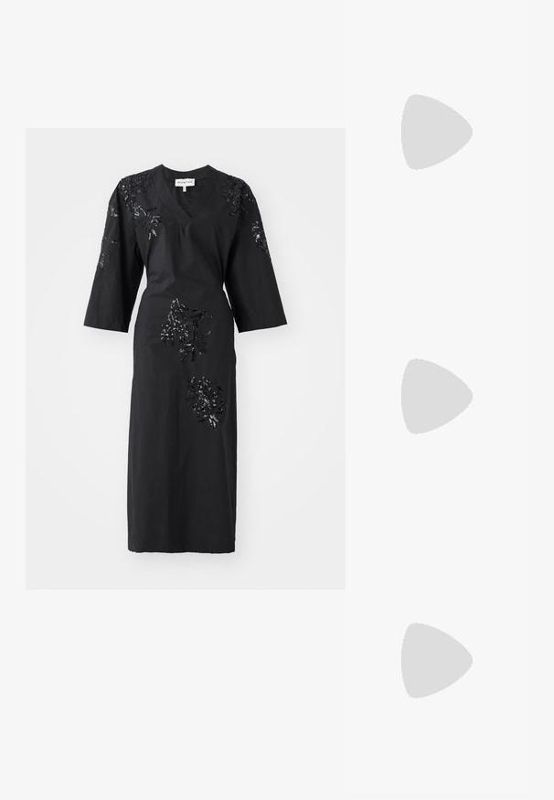 MUNTHE SYRUS - Koktel haljina / svečana haljina - black; Crne lakirane kožne sandale s otvorenom petom i špicastim vrhom, s geometrijskom blok petom. Imaju elegantan, minimalistički dizajn i glatku teksturu.; Crna kožna torba s lukovitim oblikom, odvojivim remenom i zlatnim detaljima. Torba ima preklop s kopčom.; Zlatne okrugle naušnice s glatkom, sjajnom završnom obradom. Imaju polukružni oblik i sigurni sistem kopčanja na post.