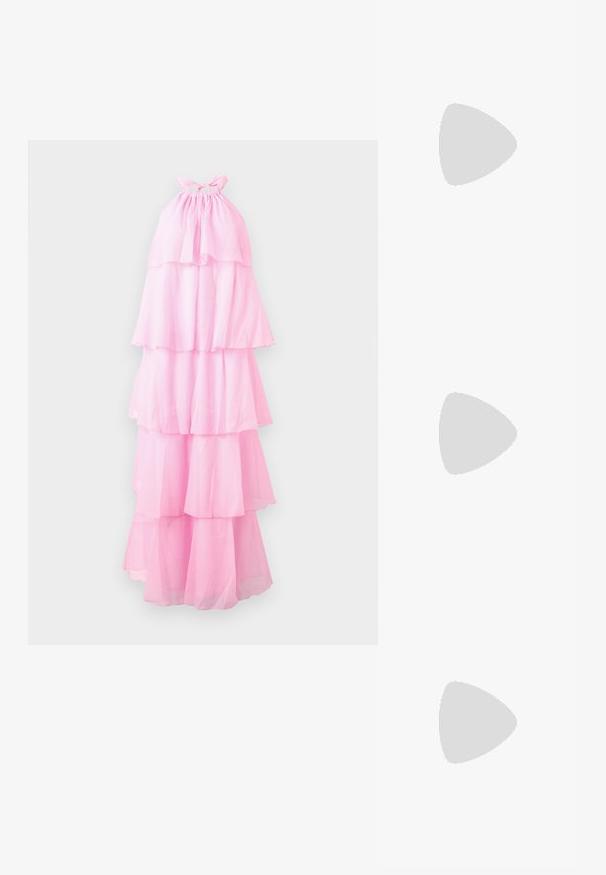 Rozā halterkleita ar slāņiem caurspīdīgas auduma, ar savelkamu kakla daļu un garu, plūstošu siluetu.; Apspīlēta augstpapēžu kurpe ar zeltītu, sudrabi un neitrālu krāsu kombināciju. Spīguļojoša virsma ar izgriezuma dizainu, aprīkota ar stiletto papēdi.; Sudraba metāliska poga somiņa ar mīkstu, noapaļotu formu un mezgla augšējo aizdari. Izgatavota no gludas mākslīgās ādas materiāla.; Sudraba gredzenveida auskari ar savītu dizainu, kas ir ar pulētu apdari un ar aizmugurēju fiksāciju. Izmērs ir aptuveni 3 cm diametrā.