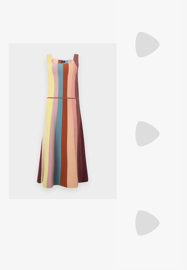 Rochie tricotată fără mâneci, cu dungi verticale în tonuri pastelate și pământii. Croi midi evazat, cu talie ajustată și decolteu pătrat.; Tricou alb cu mânecă scurtă, confectionat dintr-un material texturat. Gât rotund, tăietură regulară și detalii subtile de cusătură. Fără modele sau grafice.; Balerini din piele neagră, cu vârf rotund, textură netedă, detalii de cusătură minimale și un design al tălpii flexibil.; Geantă de piele maro cu închidere tip capac, accesorii de culoare aurie, curea de umăr și o textură netedă. Formă compactă și rectangulară.