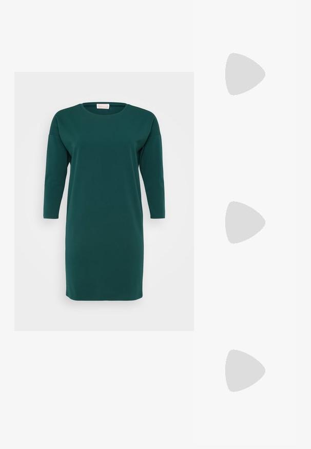 Temno zelena obleka do kolen, izdelana iz mehkega materiala. Ima okrogel izrez in tričetrtinske rokave ter ohlapno prileganje brez vidnih vzorcev.; Črne lakirane slingback pete s koničastim nosom in geometrijsko blokasto peto. Imajo eleganten, minimalističen dizajn in gladko teksturo.; Črna usnjena torbica s ukrivljeno obliko, z odstranljivo naramnico in zlatimi dodatki. Torbica ima pokrov s podrobnostmi v obliki zaponke.; Zlati prstan s organskim, zvitim dizajnom, gladko površino in taperiranimi konci, ki ustvarja modernega, skulpturalnega videza.