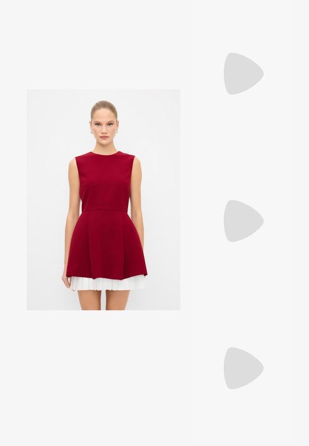 Robe sans manches bordeaux avec un corsage ajusté, une jupe évasée et des accents plissés blancs au niveau de l'ourlet. Tissu lisse avec une silhouette épurée.; Bottine en cuir noir avec un bout carré, fermeture éclair sur le côté et talon bloc sur fond clair uni.; Sac bandoulière en cuir noir avec une texture lisse, de forme rectangulaire et un détail en chaîne métallique à l'avant. Sangle réglable incluse.; Boucles d'oreilles créoles en or avec un design texturé et trois accents de cristal clair d'un côté, offrant une esthétique géométrique moderne.