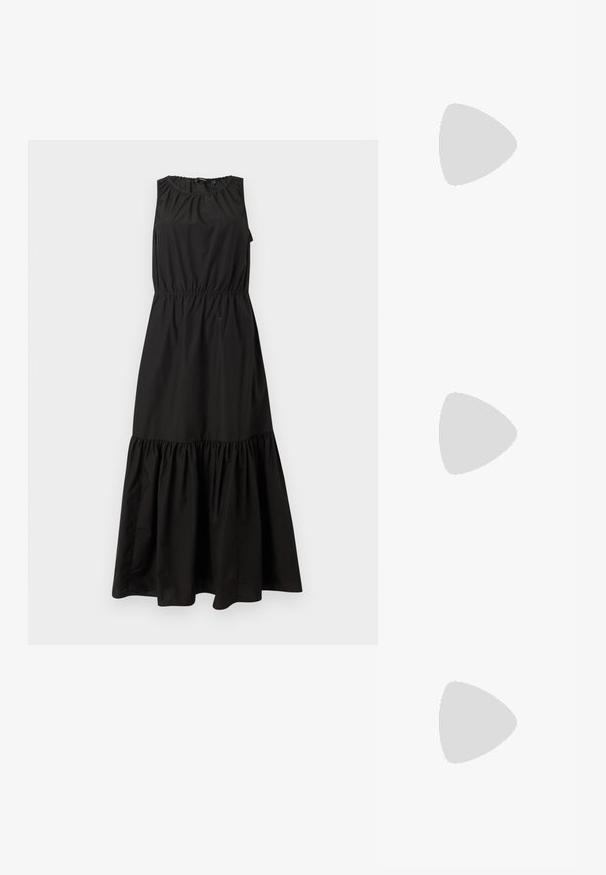 Abito nero senza maniche con vita elastica, scollatura arricciata e orlo a strati con volants, realizzato in tessuto leggero.; Slingback con tacco in vernice nera con punta affusolata, caratterizzato da una stampa a serpente testurizzata, cinturino regolabile e un tacco corto e testurizzato.; Borsa a tracolla nera in pelle con due tasche frontali, fibbie dorate, chiusura con zip e una tracolla sottile. Superficie texturizzata e forma rettangolare compatta.; Orecchini a cerchio in metallo color oro con forma curva ed allungata. Presentano una superficie liscia e lucida e una punta arrotondata per un tocco di dettaglio in più.