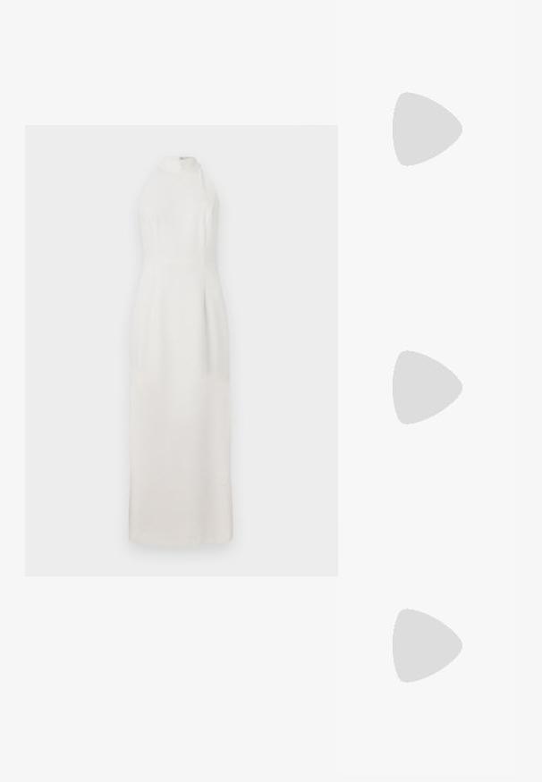 Rochie albă fără mâneci, cu gât înalt, dintr-un material neted. Are un corset ajustat și o fustă fluidă care se extinde până la podea.; Sandal cu toc înalt din piele neagră, cu vârf pătrat, curea pentru glezna cu cataramă aurie și toc metalic subțire. Textură netedă, design minimalist.; Geantă metalică gri deschis, cu un strap din lanț, decorată cu mici ținte circulare metalice și un logo de marcă triangular.; Cercei din linkuri de aur cu un design accentuat de cristale clare, având inscripția gravată "GUESS" și o finisare netedă.