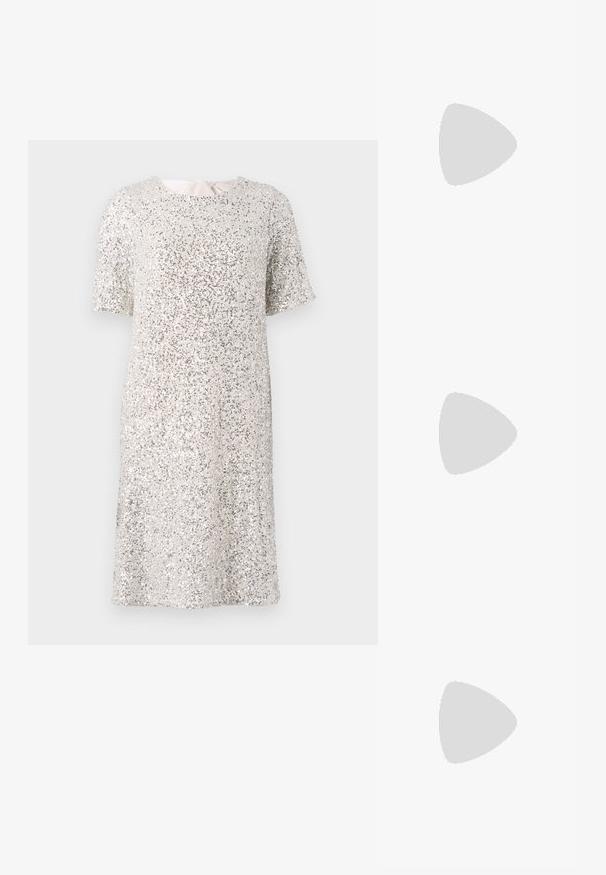 Robe à manches courtes en sequins argentés brillants, dotée d'un col rond et d'une coupe ample, avec une doublure intérieure pour plus de confort.; Chaussure à talon aiguille à bout pointu avec un schema de couleurs argent, or et nude. Fini brillant avec un design découpé, dotée d'un talon stiletto.; Pochette en métal argenté avec une forme douce et arrondie et un fermoir en haut noué. Fabriquée en simili cuir lisse.; Boucles d'oreilles en argent en forme de créoles avec un design torsadé, dotées d'une finition polie et d'une fermeture à poussoir. Mesurent environ 3 cm de diamètre.