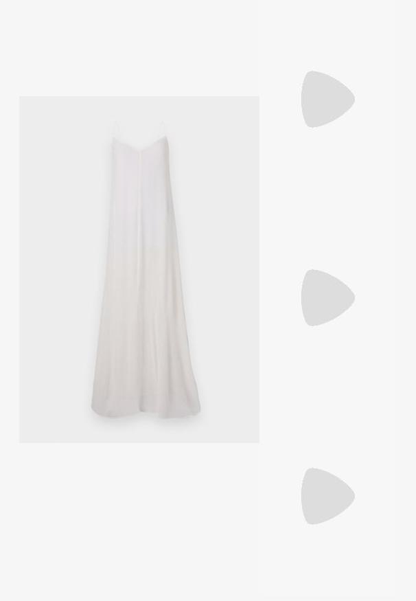 Lungo vestito bianco senza maniche realizzato in tessuto leggero. Presenta un collo a V, una silhouette fluida e una texture a gradiente sottile.; ALDO ILLUSTRIOUS - Sandali con tacco - black; Occhiali da sole neri a forma di occhio di gatto con finitura opaca, dotati di lenti grigie, angoli acuti e stanghette slanciate. Nome del marchio visibile all'interno della stanghetta.; Borsa a tracolla in pelle grigia chiara con forma curvata, hardware dorato, chiusura frontale e dettagli cuciti. Inclusa una tracolla regolabile.