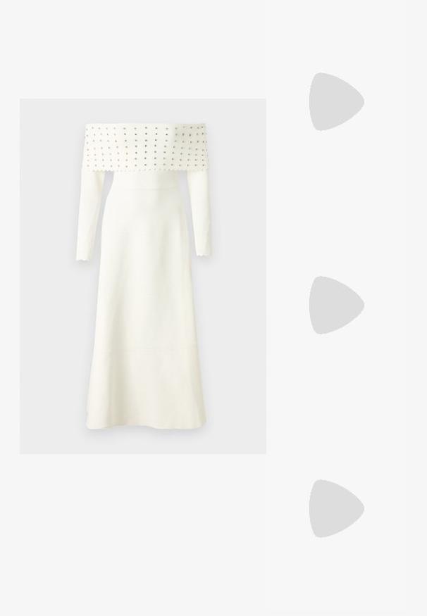 Witte off-the-shoulder jurk met lange mouwen, voorzien van een gestructureerd lijfje versierd met zilveren studs, een uitlopende zoom en gegolfde randen.; Zwarte leren hoge hak sandaal met open teen, asymmetrisch ontwerp, enkelbandje en een metalen kegelvormige hak. Glad oppervlak over het geheel.; Zwarte leren schoudertas met twee vo pockets, gouden gespen, ritsluiting en een smalle band. Tekstuur oppervlak en compacte rechthoekige vorm.; Gouden oorbellen met een rechthoekige, heldere kristal die onder een rij kleine, ronde heldere accenten hangt. Strak, modern ontwerp.