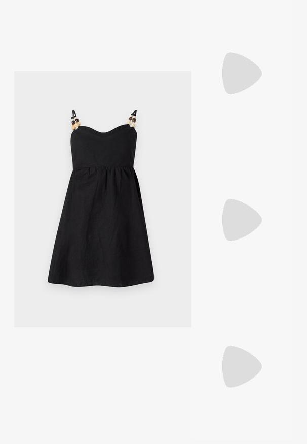 Robe en lin noir avec un corsage ajusté et une jupe évasée. Fines bretelles ornées de perles décoratives aux épaules. Texture lisse.; Chaussure slingback en cuir verni noir avec un embout pointu, des brides de cheville avec des boucles en argent et des éléments en métal, et un talon fin.; Sac à main en métal doré avec un design structuré, texture lisse et bandoulière ajustable. Présente une forme triangulaire unique et des coutures minimalistes.; Boucles d'oreilles dorées présentant des formes texturées et ondulées. Comprend des clips sculpturaux et un design de créoles ouvertes avec une finition martelée.