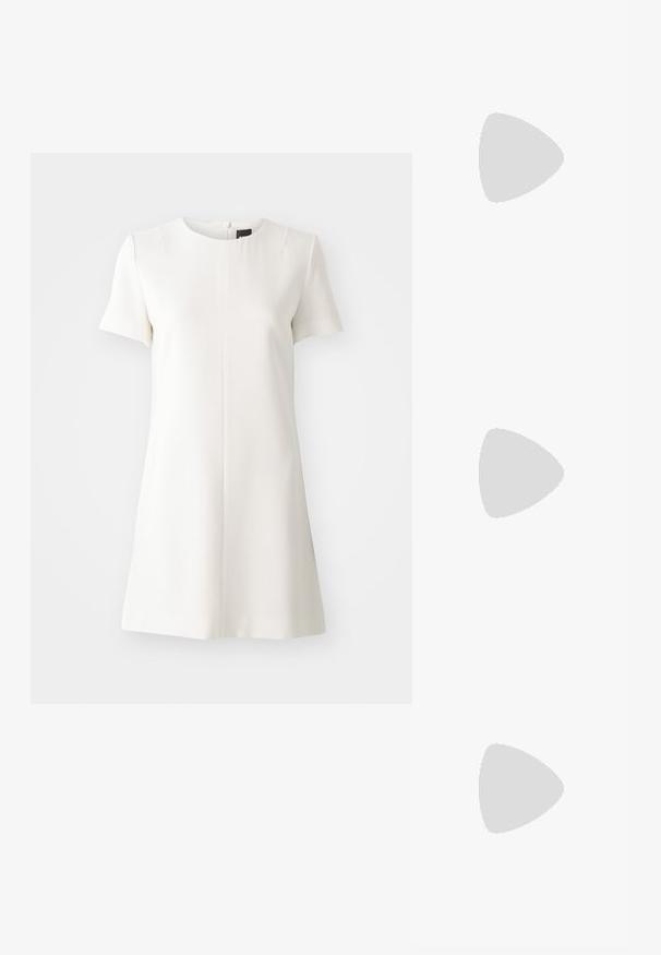 Robe blanche à manches courtes avec un col rond et une silhouette droite. Détail de fermeture éclair au dos et texture lisse. Design minimaliste.; Chaussure slingback en cuir verni noir avec bout pointu, détail de deux brides, accents circulaires dorés et un petit talon carré.; Sac à main en métal gris clair avec une bandoulière en chaîne, orné de petits clous métalliques ronds et d'un logo de marque triangulaire.; Boucles d'oreilles créoles en or avec un design texturé et trois accents de cristal clair d'un côté, offrant une esthétique géométrique moderne.
